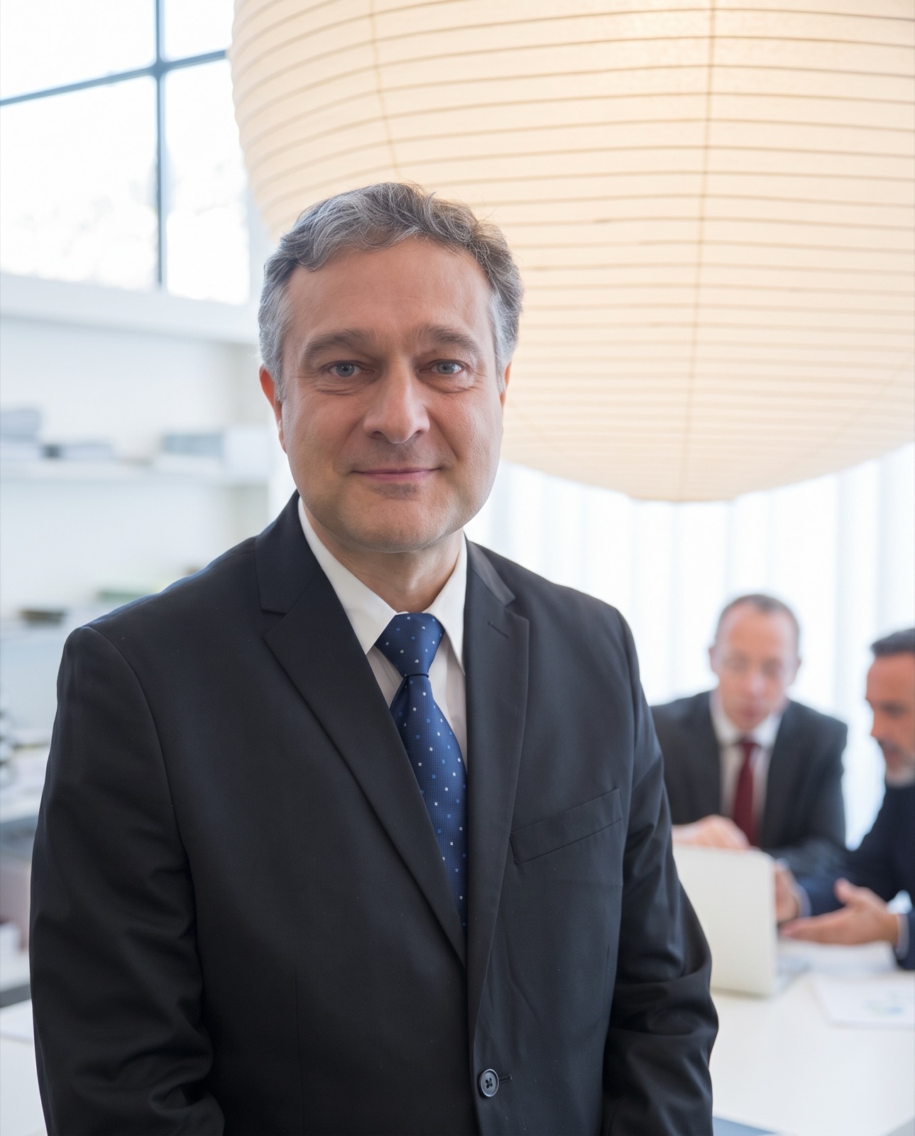 Empresario orgulloso frente a la empresa que construyó
