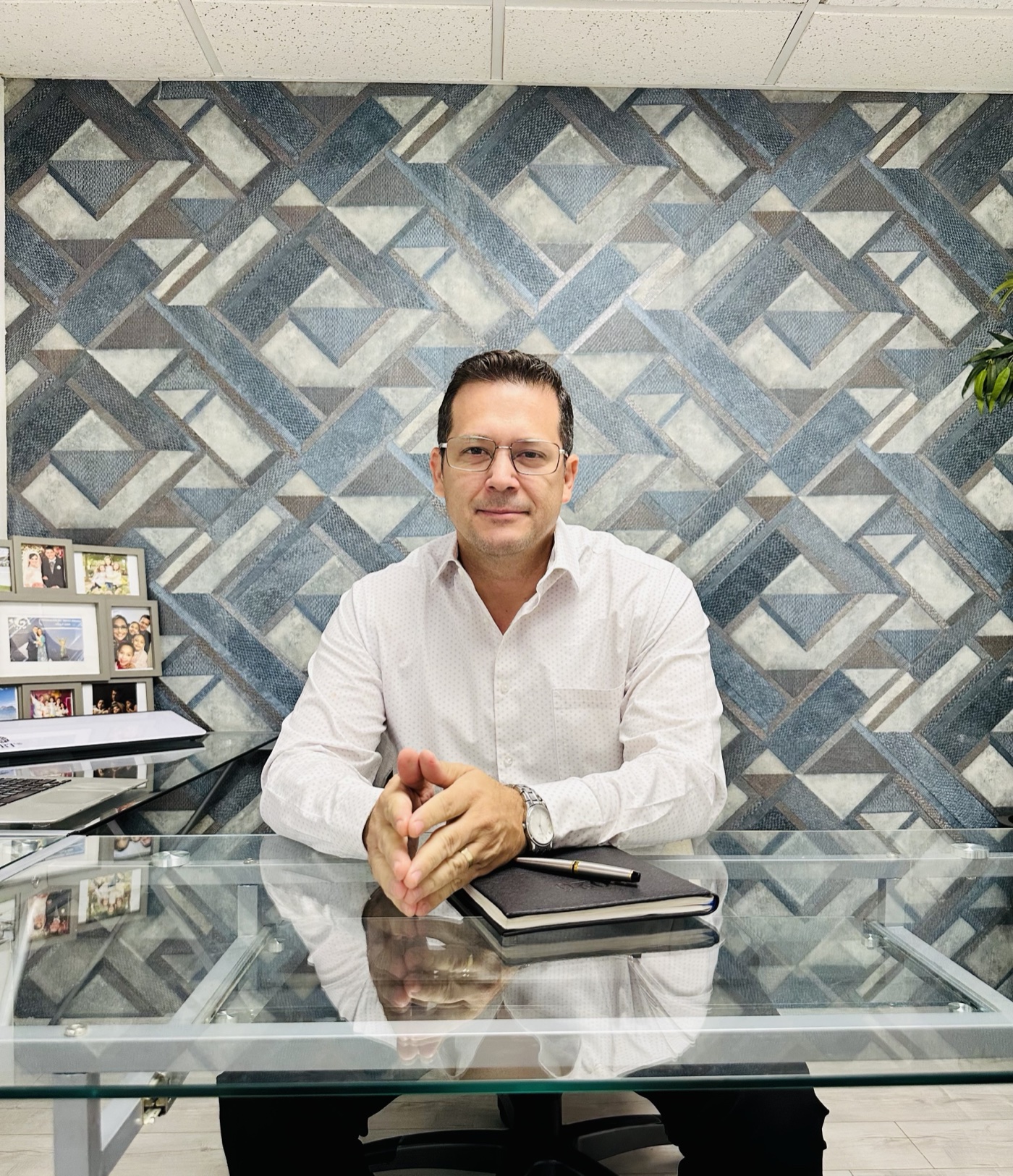 Eugenio Caire, agente de seguros